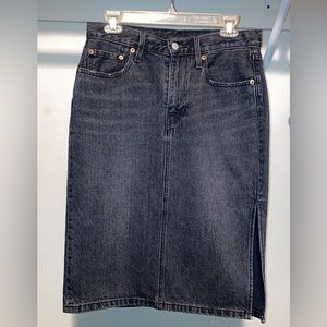 Levi’s High-Rise Charcoal denim midi skirt size 29